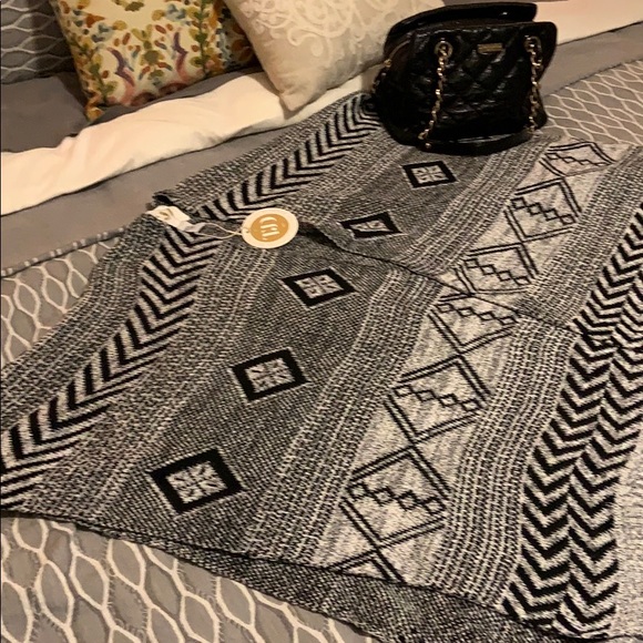 NWT The Jetset Diaries Standard Knit Poncho - OS - Picture 9 of 11